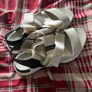 Sorel Stylish White Sandals Women’s 9.5